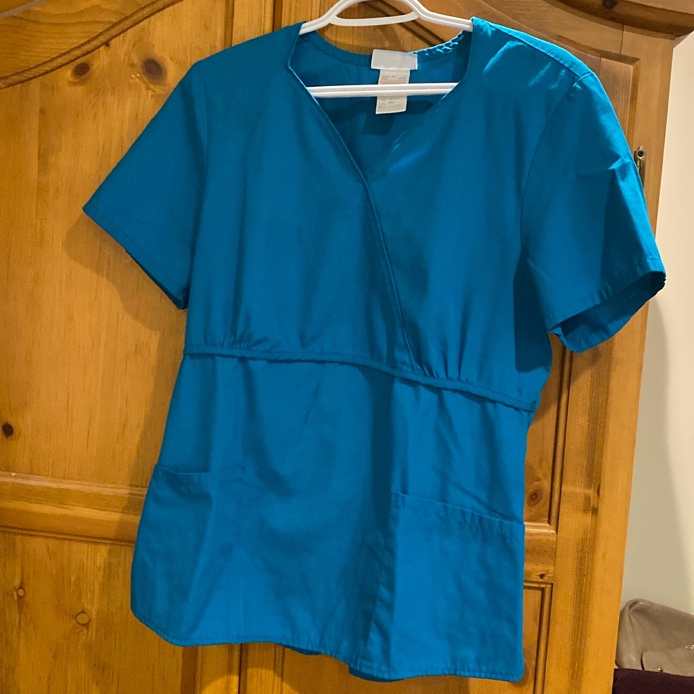 Scrub top. Size M